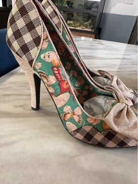 Dolce by Mojo Moxy Women's Fabric Upper Butterfly Print Heels Bow Accent